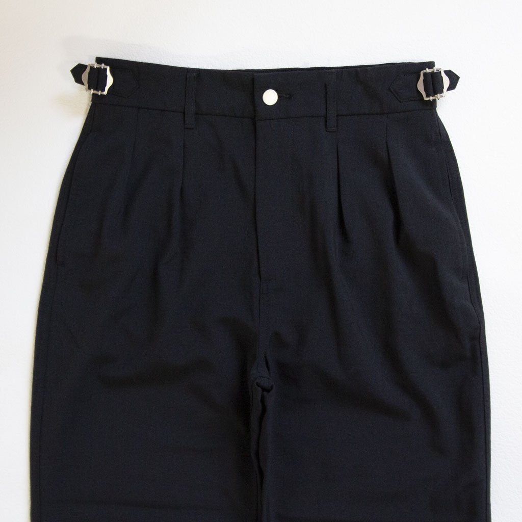 iori 2TUCK TROUSERS. BLACK - メルカリ