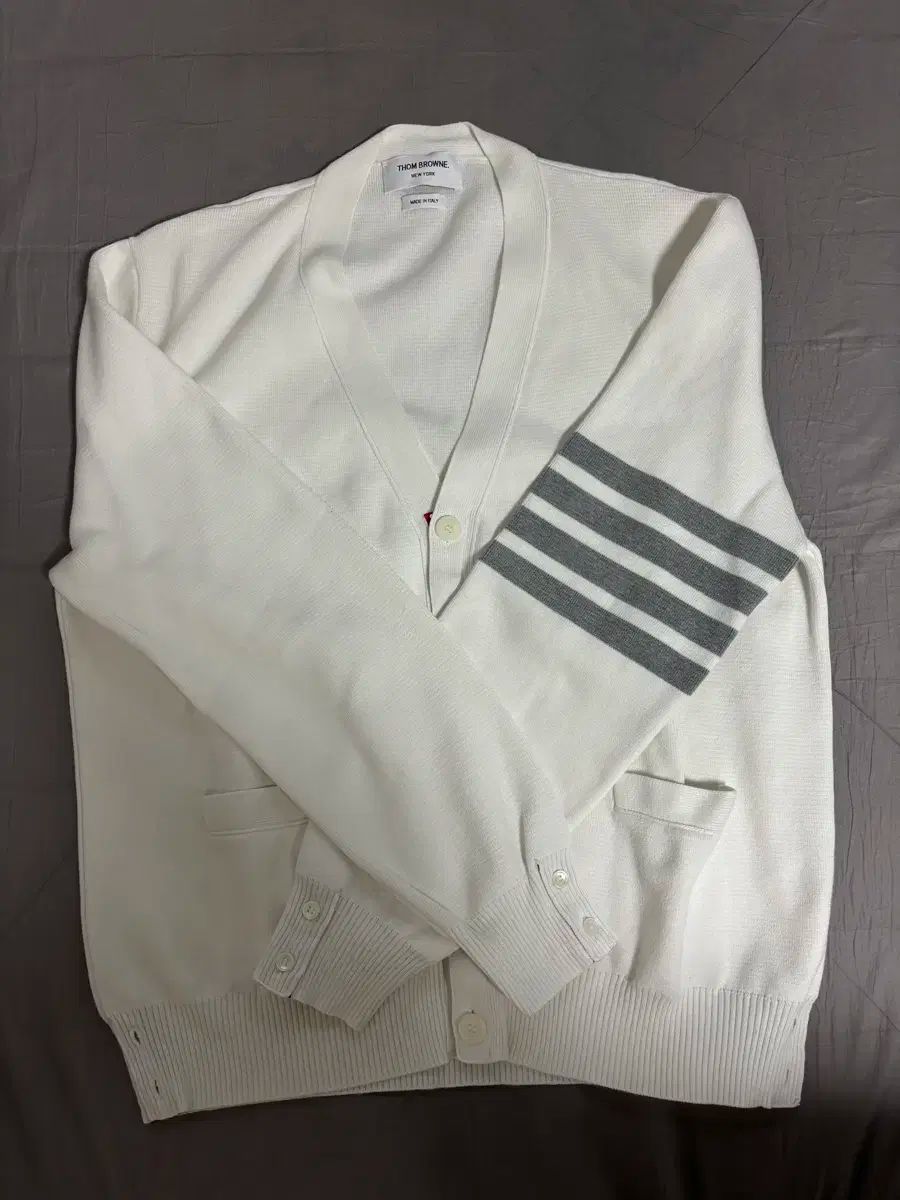 【雷市場（ポンジャン）商品韓国直送】 Thom Browne(トム・ブラウン) ミラノステッチ 斜線 白 カーディガン