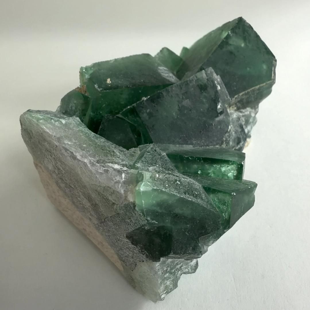 E31610 強い蛍光 マダガスカル産 蛍石 クラスター フローライト 蛍光鉱物 天然石 鉱物 原石 パワーストーン