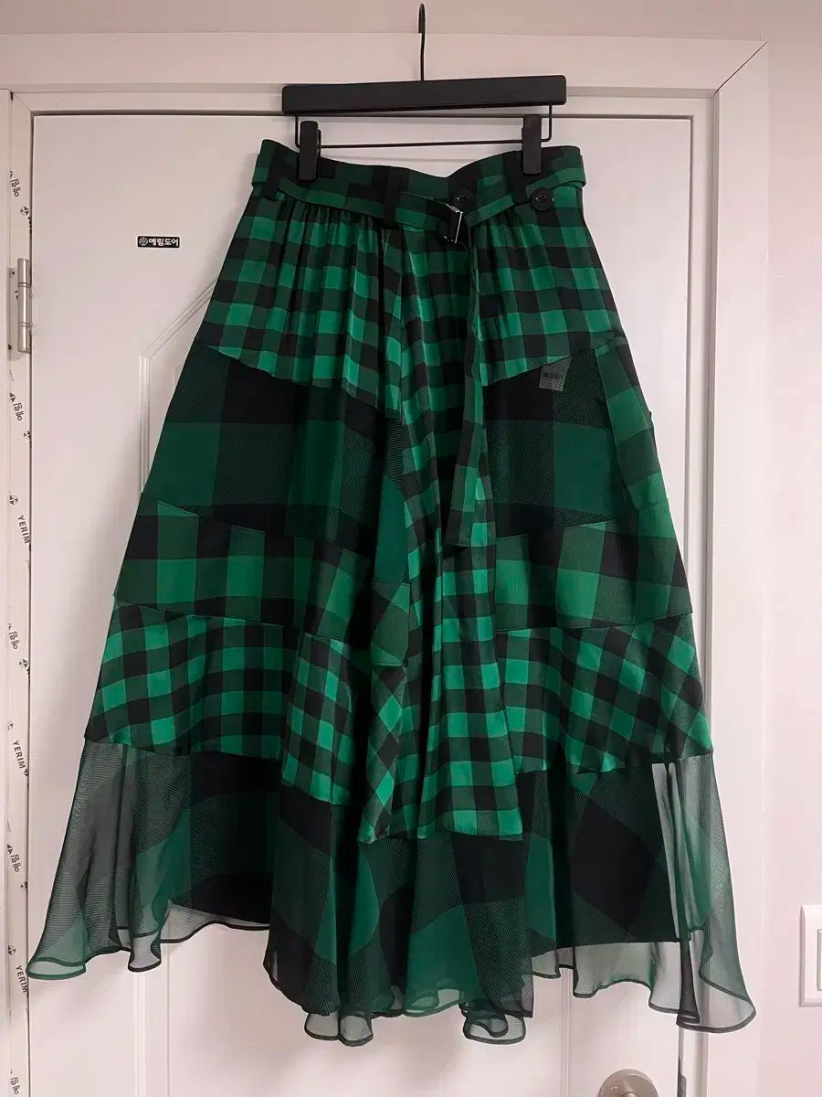 sacai フレアスカート 黒と緑の柄 日本製 sacai フレアスカート 黒と緑の柄 日本製 sacai フレアスカート