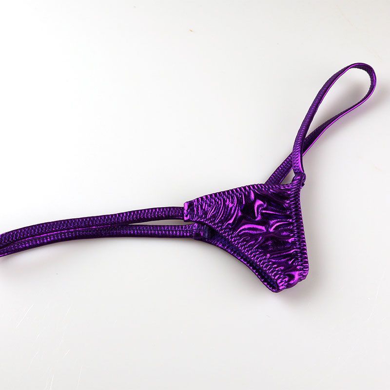 キラキラに輝くメタリック生地 限りなく面積の小さい下着 メタリック