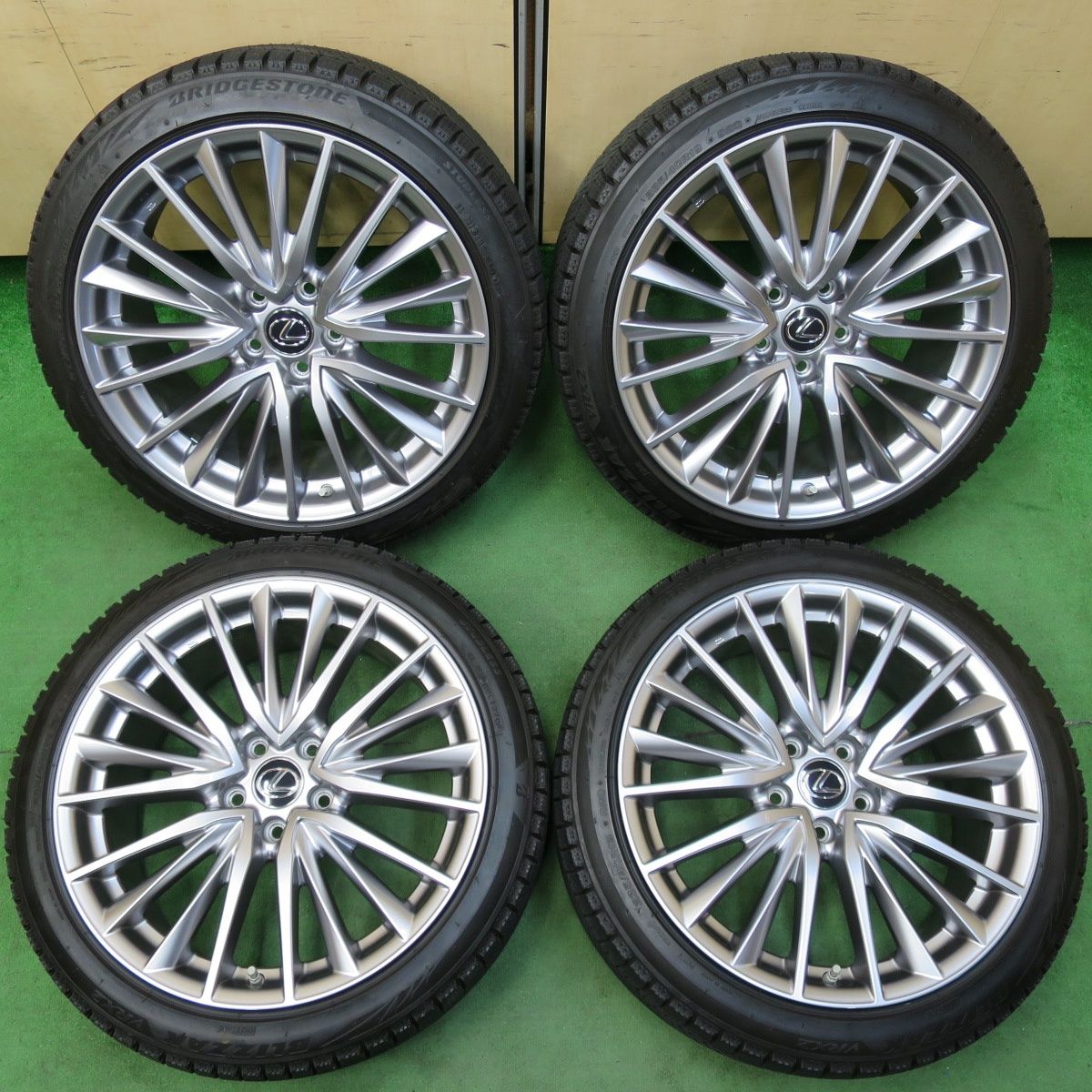 [送料無料] センサー付！バリ溝！20年！綺麗！ほぼ10分レクサス IS バージョンL 純正 235/40R19 スタッドレス ブリヂストン ブリザック VRX2 19インチ PCD114.3/5H4112910イス