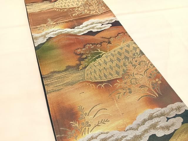 袋帯 正絹 上品な遠山 金糸銀糸織込み 六通 T-7656 楽天市場】袋帯 美品 逸品 金華山織 冊子付 百花繚乱 金糸 箔 黒