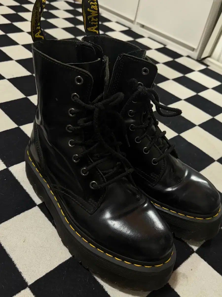 DR. MARTENS