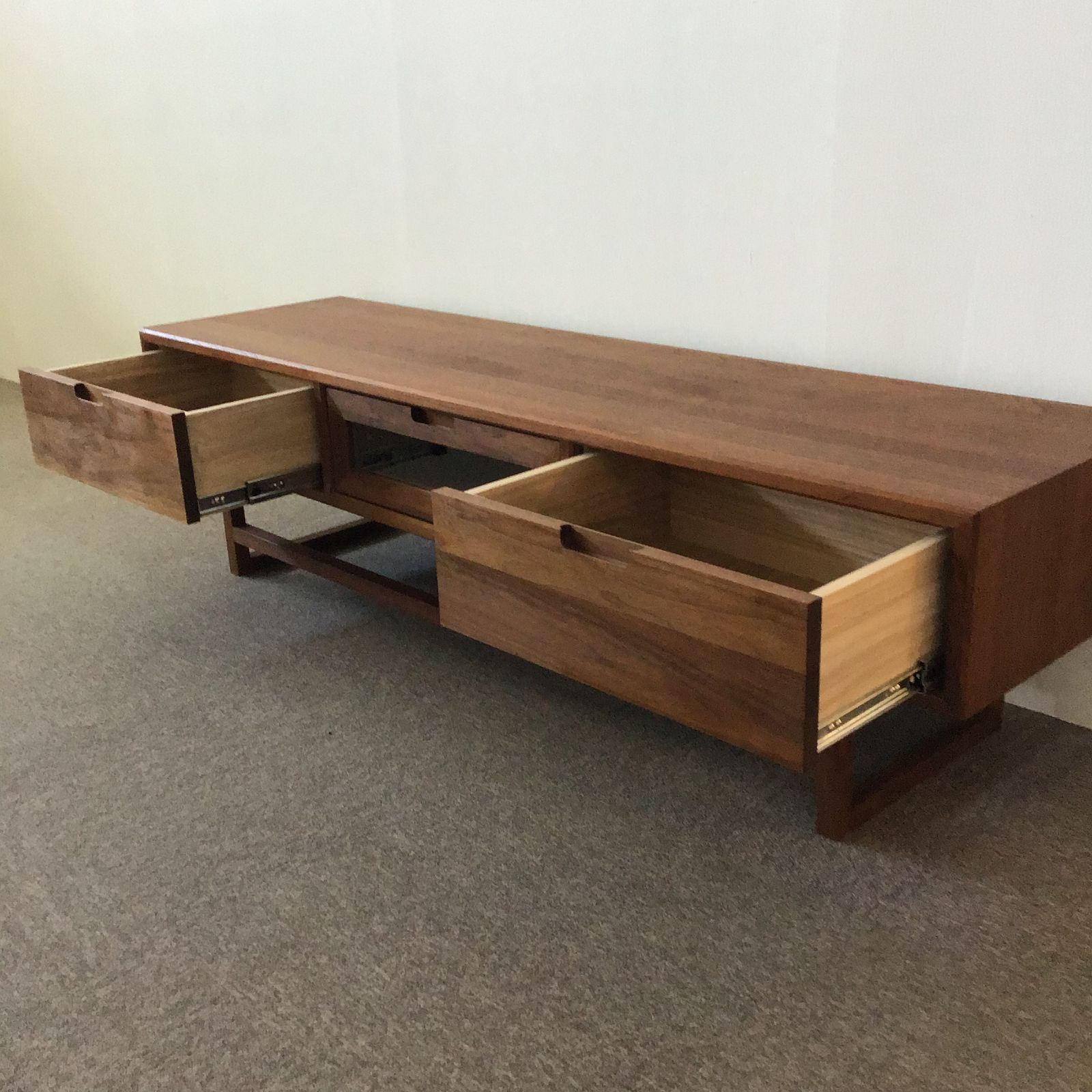 国産TVボード ウォールナット材 W 1570 MARWIL-DEMENAGEMENTS_CH