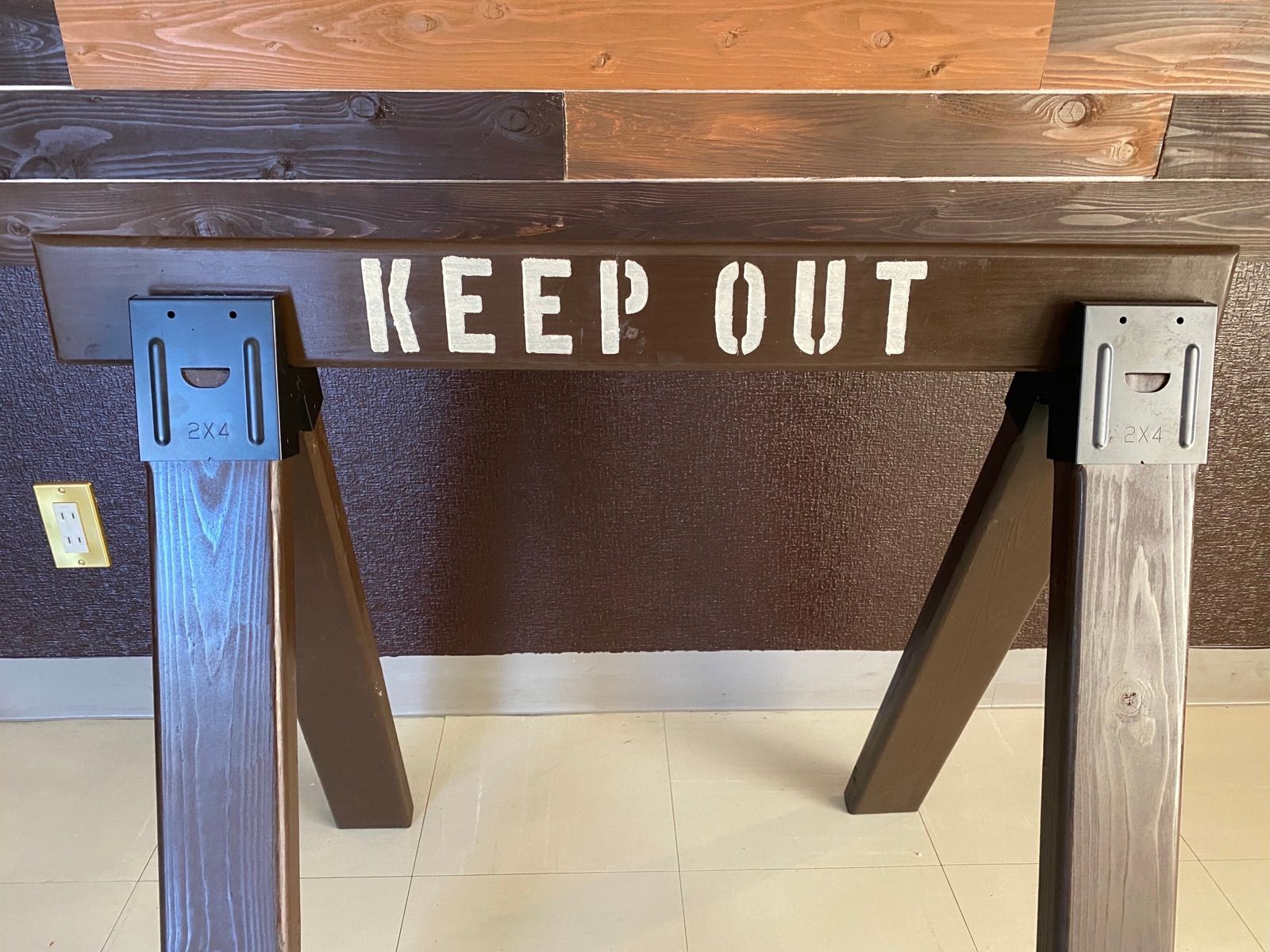 ツーバイ ソーホース KEEPOUT