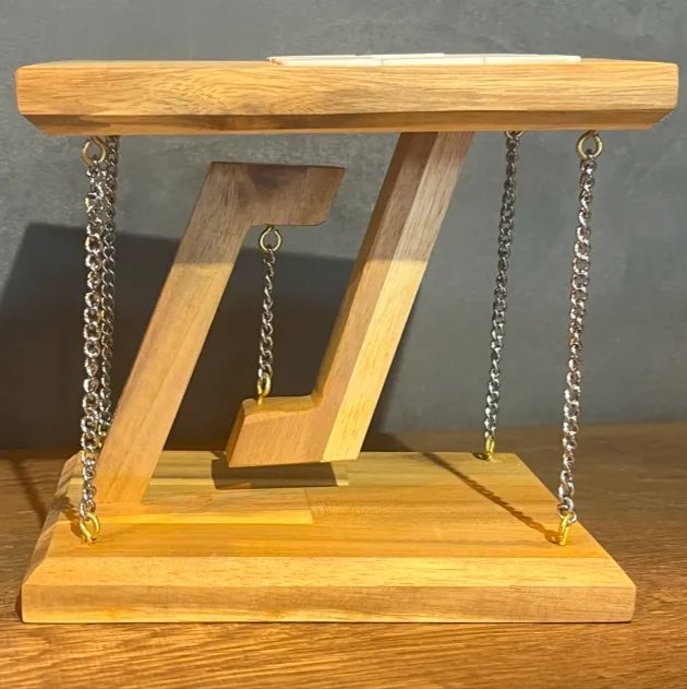 宙に浮くテーブル