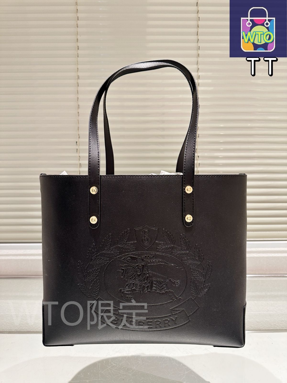 BURBERRY エンボスロゴ型押しトートバッグ BURBERRY エンボスロゴ型押しトートバッグ