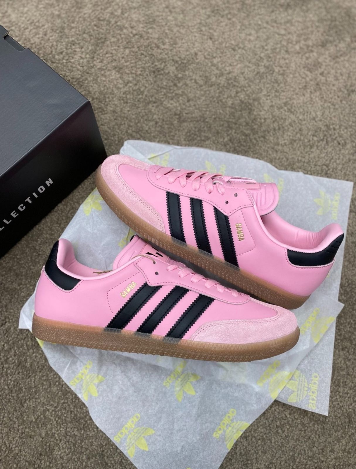 【人気デザイン】 MESSI × ADIDAS ORIGINALS SAMBA IN LIGHT PINK/CORE BLACK/GUM 男女兼用