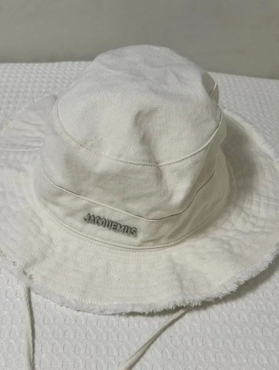【2025年】エレガントファッションを上品に着 Jacquemus（ジャックムス) ボブ または バケットハット 帽子