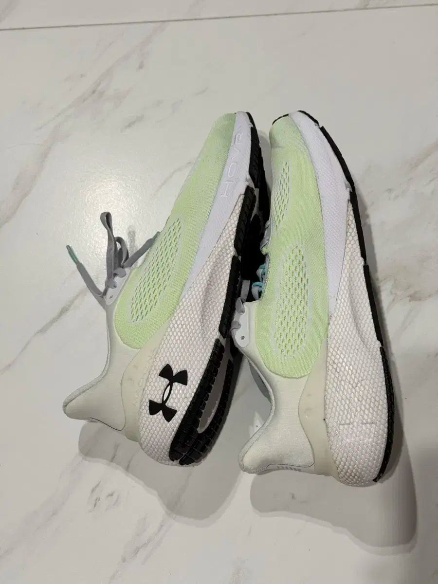 UNDER ARMOUR アンダーアーマー ホバー マキナ 3 日光 2 0 ランニングシューズ