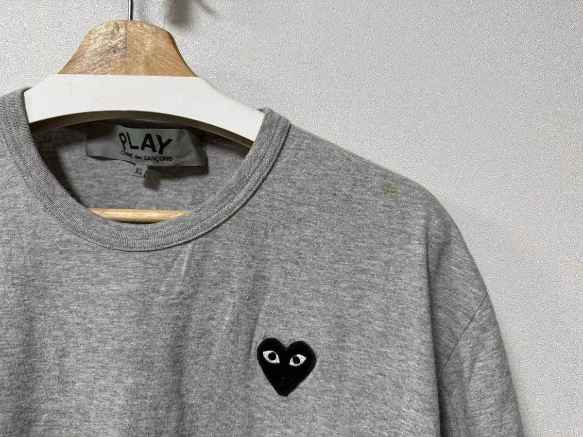 COMME des GARCONS(コム・デ・ギャルソン) プレー グレー 半袖T