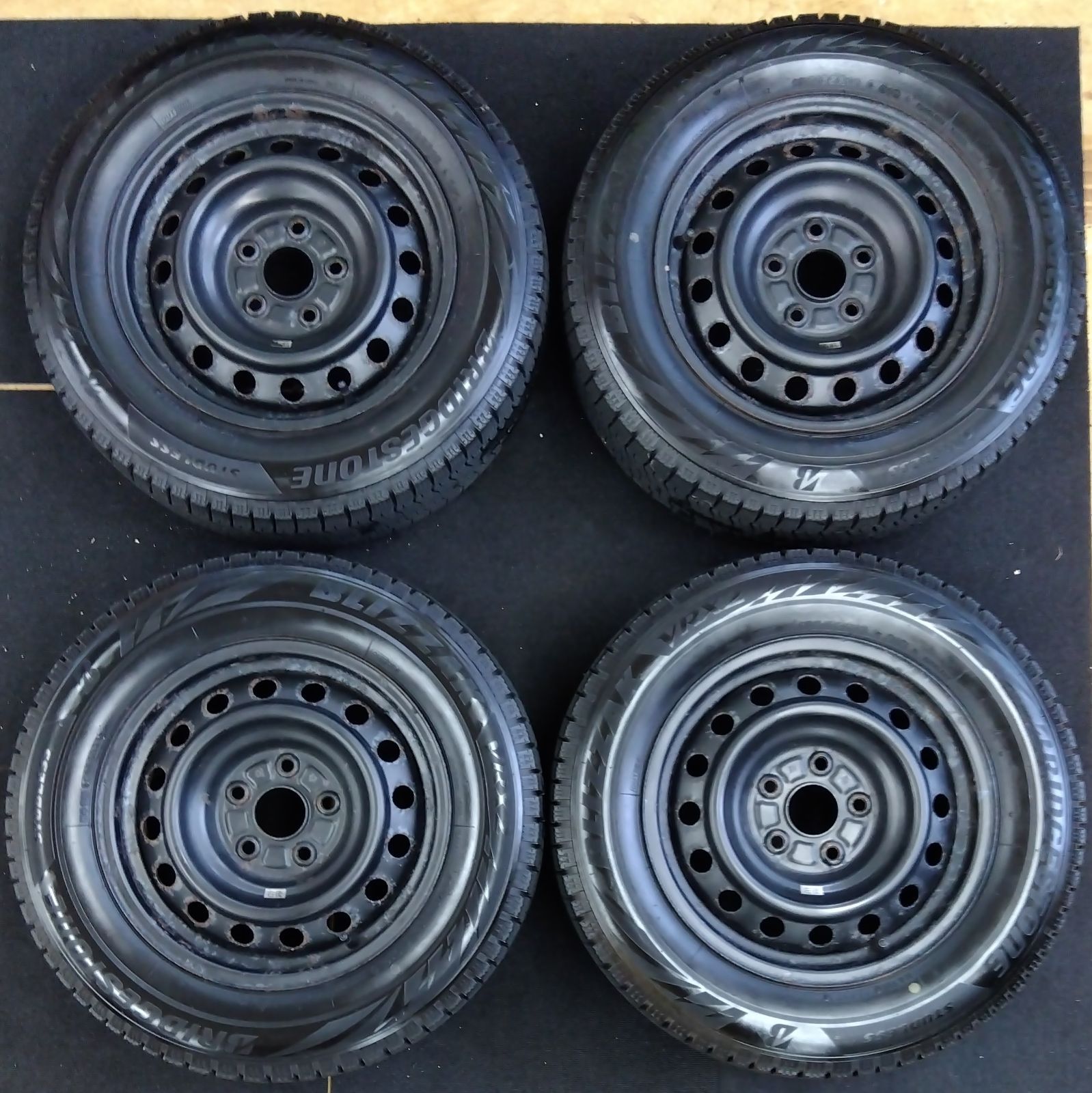 15×6J＋39 195 65R15 バリ溝 タイヤホイールセット ４本セット スチールホイール 15インチ ブリヂストン ブリザック VRX2 スタッドレス タイヤ トヨタ TOYOTA ホイールキャップ ルミオン