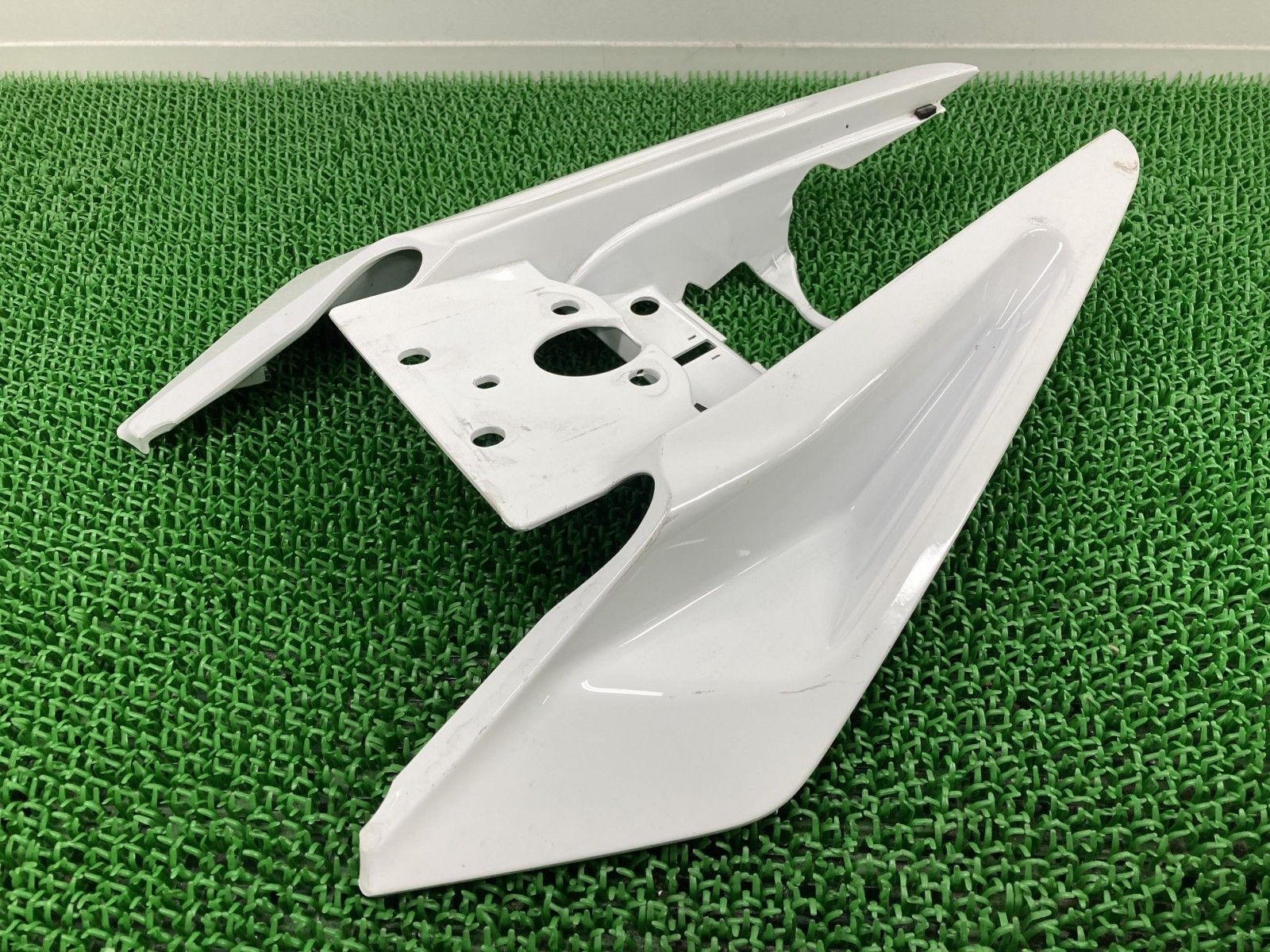 RC390 テールカウル パール JY181211 KTM 純正 中古 バイク 部品 シートカウル ペイント素材に 割れ欠け無し 品薄 車検 Genuine nN RC390 テールカウル パール JY181211 KTM 純正 中古 バイク 部品