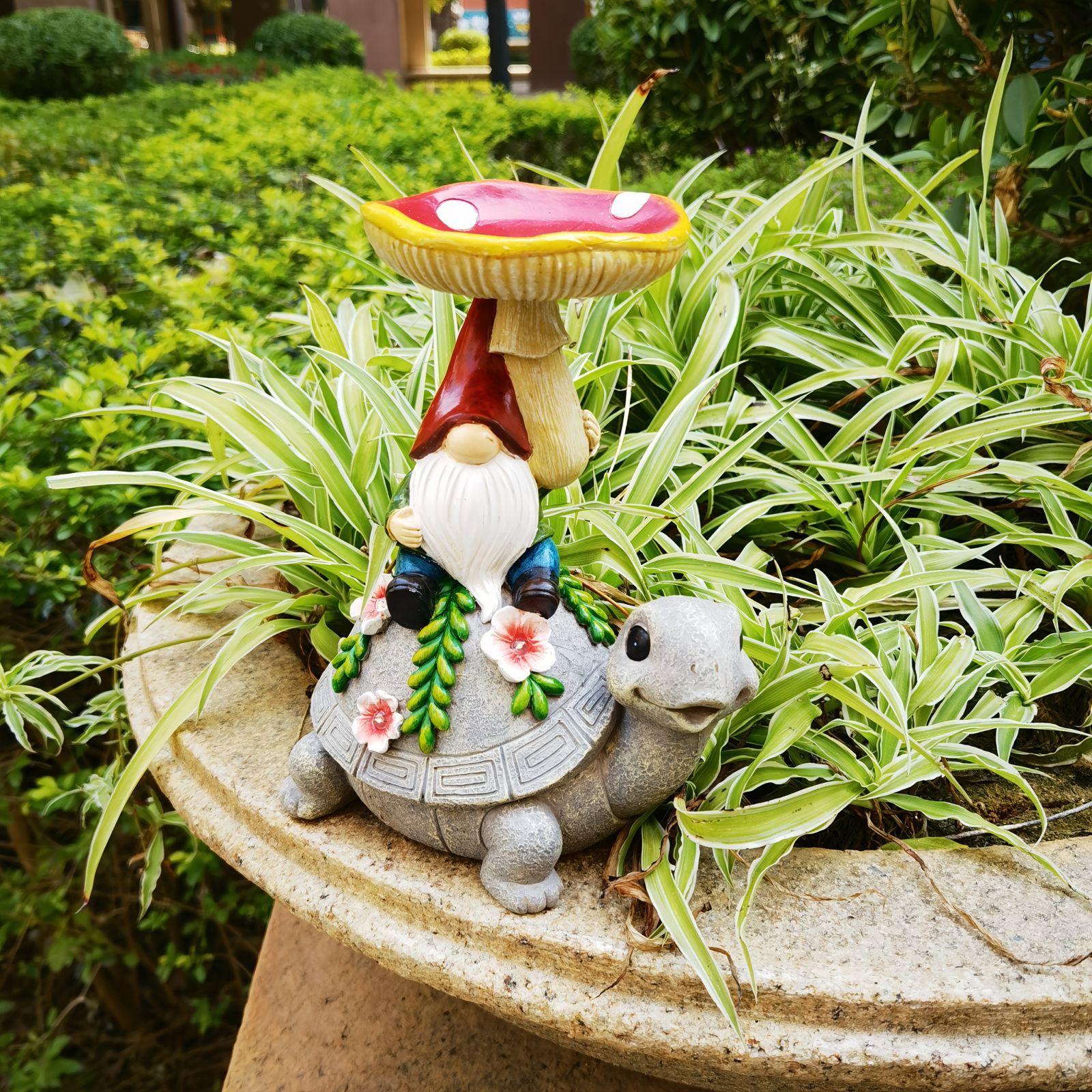 亀の上でキノコを持っている小人