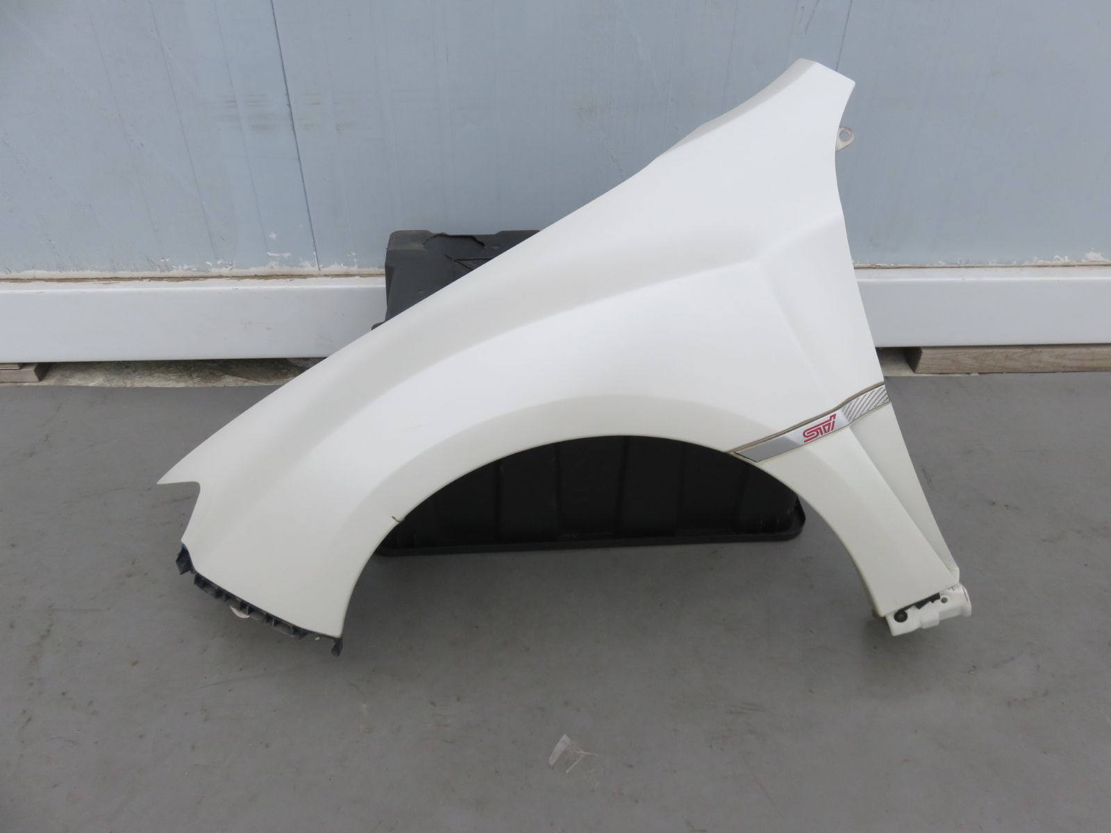 SFC2273 インプレッサ ワゴン WRX STi 左前 助手席側 フロント フェンダー 左側 純正 パールホワイト 白 37J GVF GVB GRB GRF
