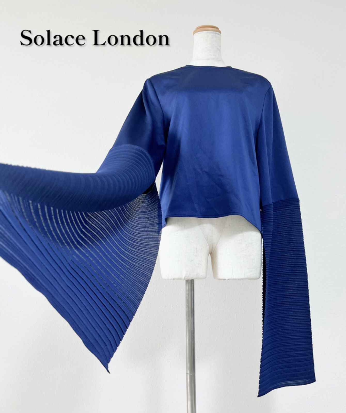 Solace London プリーツ トップス ソレイスロンドン サテン 青