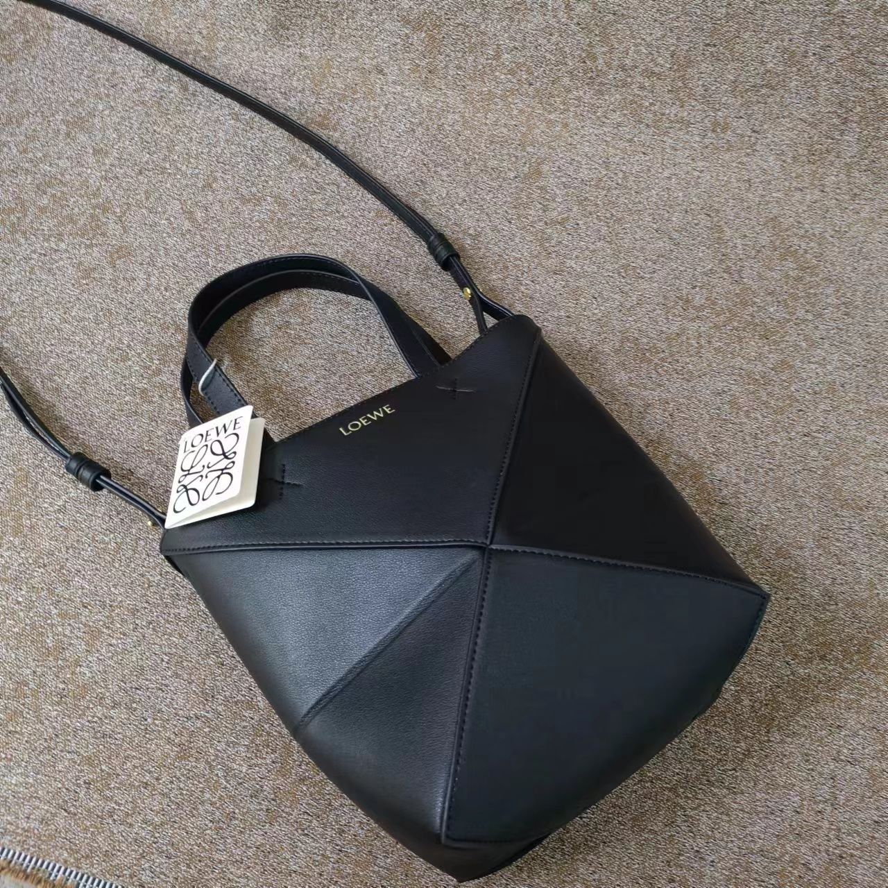 【美品】ロエベ　ゼンダ　ショルダーバッグ　ロゴ型押し　ステッチ　レザー　ブラック 美品】ロエベ ゼンダ ショルダーバッグ ロゴ型押し ステッチ レザー