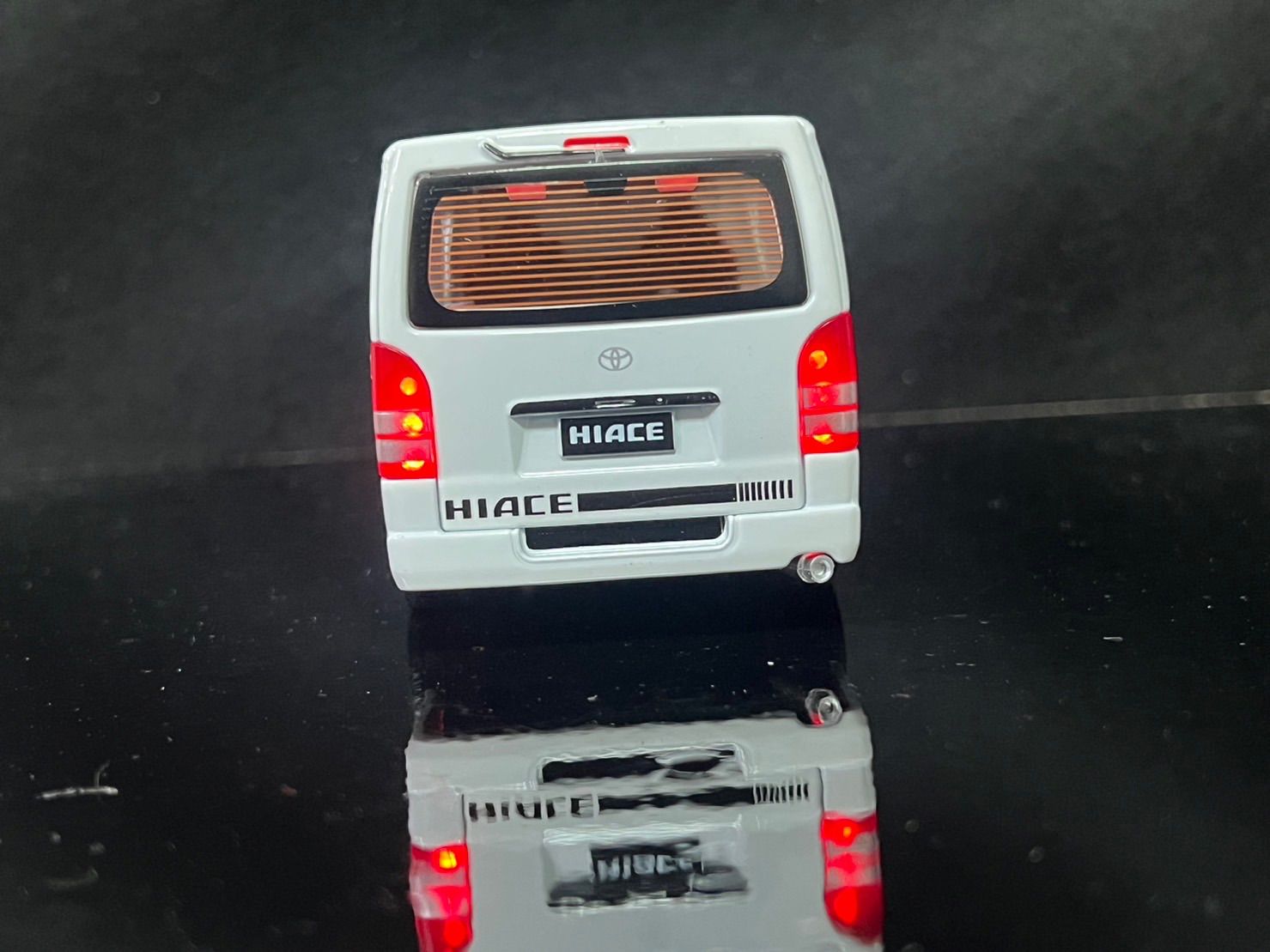 再入荷 ハイエース 白黒 トヨタ 1 32 ミニカー - メルカリ