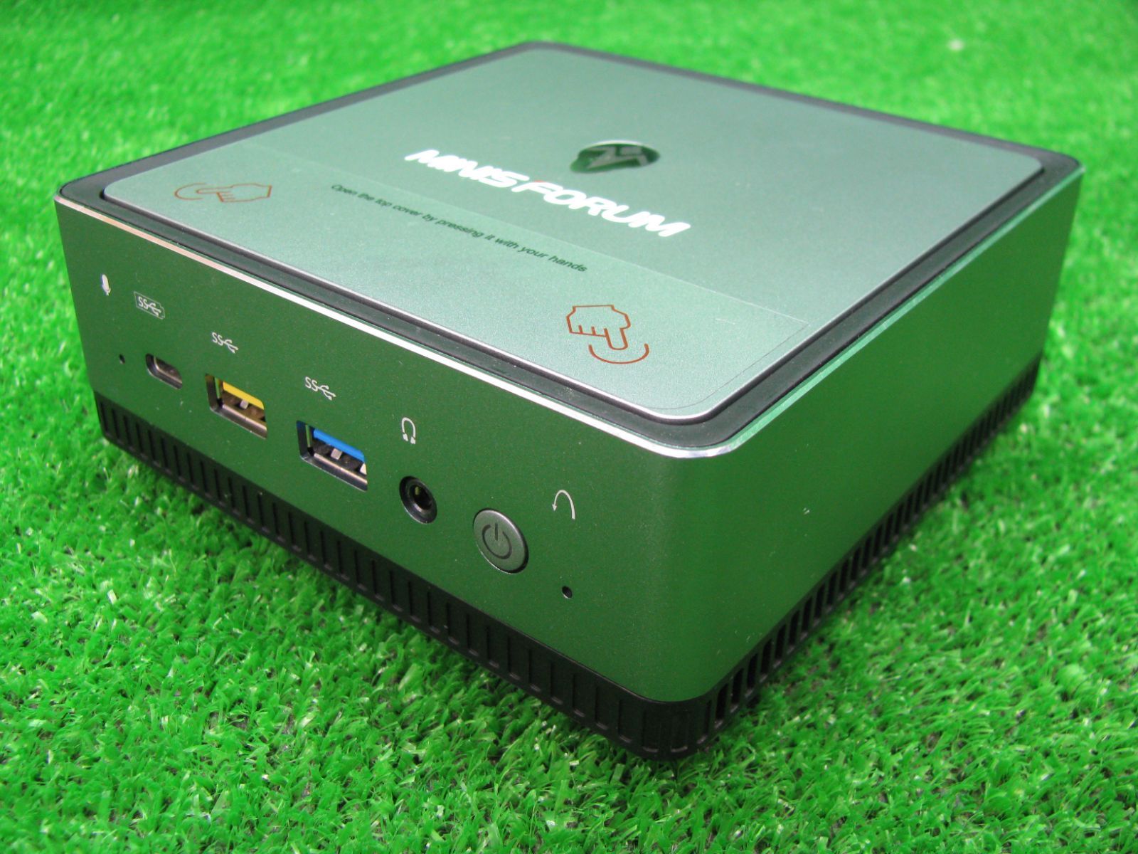 R1854 MINISFORUM UM700 MINI PC