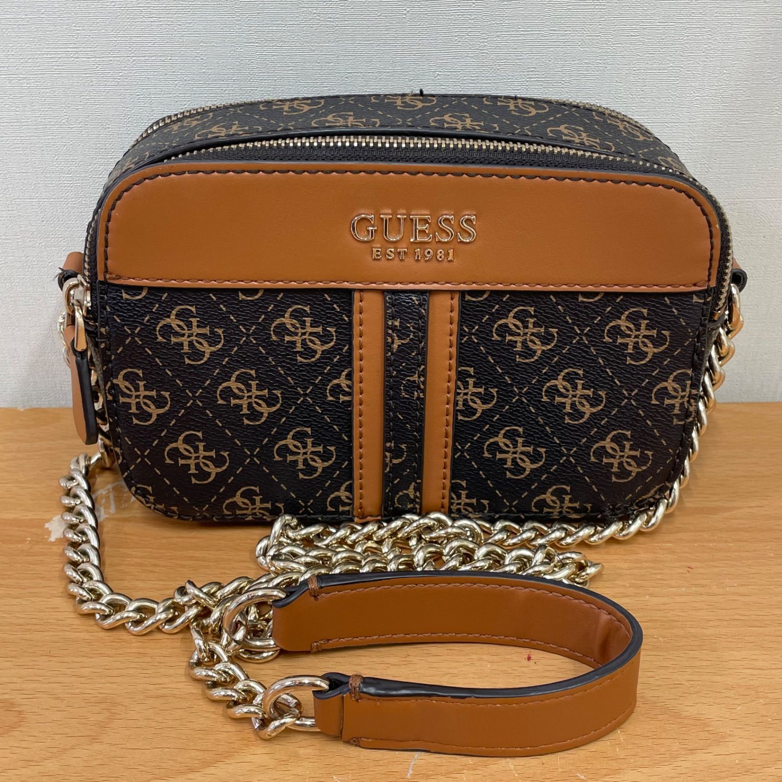 GUESS チェーンショルダーバッグ GUESS チェーンショルダーバッグ スマホショルダー ウエスト