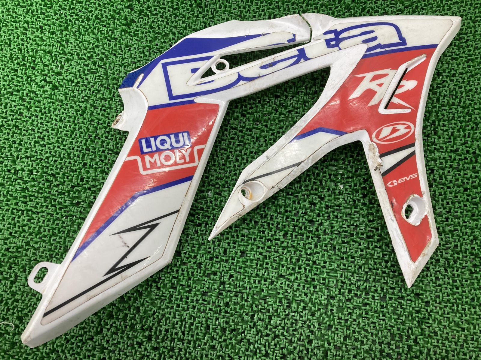 X-TRAINER シュラウド 右 白 84189 Beta 純正 中古 バイク 部品 ベータ クロストレイナー ラジエターシュラウド 修復素材やペイント素材に