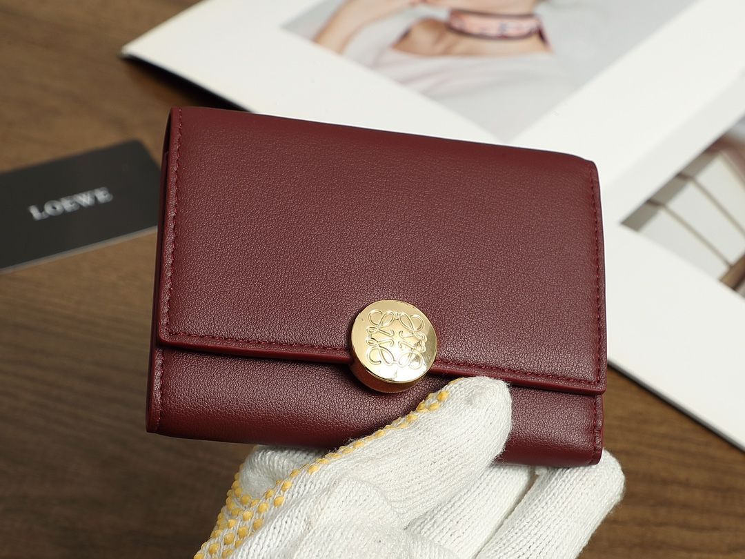 LOEWE ブラックレザー 三つ折り財布 新品 - メルカリ