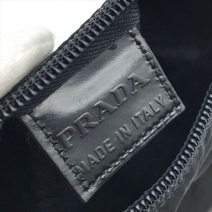 【美品✨】プラダ　化粧ポーチ　小物入れ　テスートナイロン　三角プレート　黒 良品 PRADA プラダ 三角ロゴ プレート ナイロン テスート 化粧