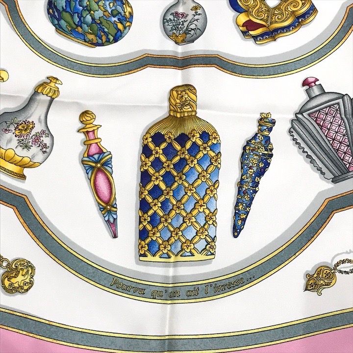 【最終値下】HERMES エルメススカーフ　香水柄　シルク100 シルクスカーフ HERMES エルメス スカーフ カレ90 Qu'importe le flacon 香水瓶