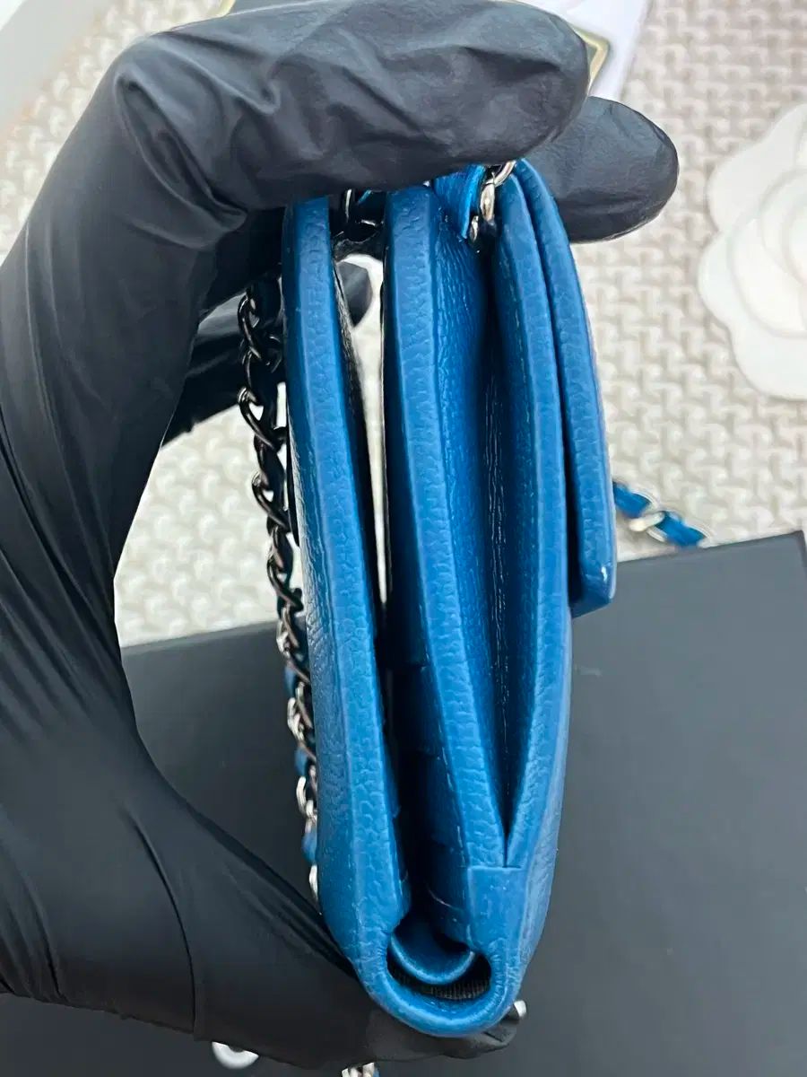 キャビアスキン　CHANEL　二つ折り財布　ブルー CHANEL シャネル 二つ折り財布 キャビアスキンレザー ライト