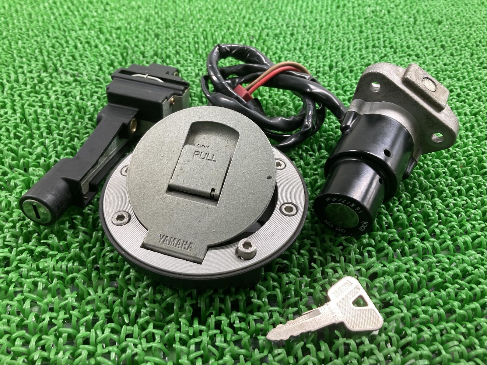 FZR250R キーシリンダー ヤマハ 純正 中古 3LN メインキーシリンダー シートロック タンクキャップ キー一本共通 コンディション良好