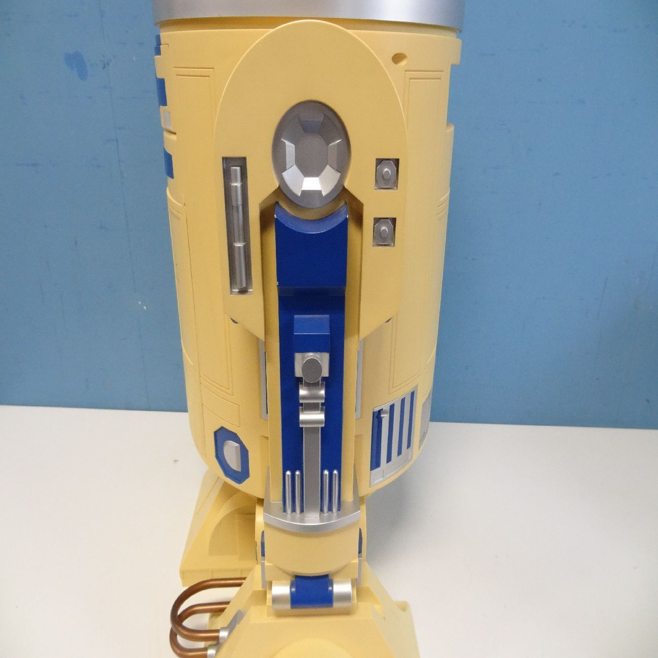 R2-D2 DVDプレイヤー スターウォーズ サークルKサンクス 当選品 非売品 プレーヤー欠品 ライトセーバー型リモコンカバー有 ディスプレイ  高さ70㎝ 横46㎝ 現状 - メルカリ