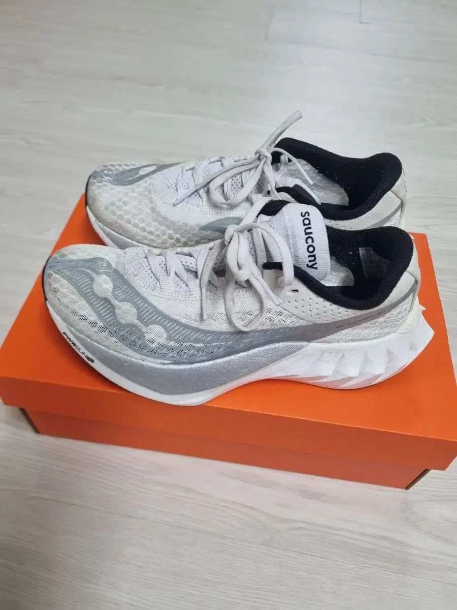 240 ） Saucony(サッカニー) エンドルフィン プロ 4 - メルカリ