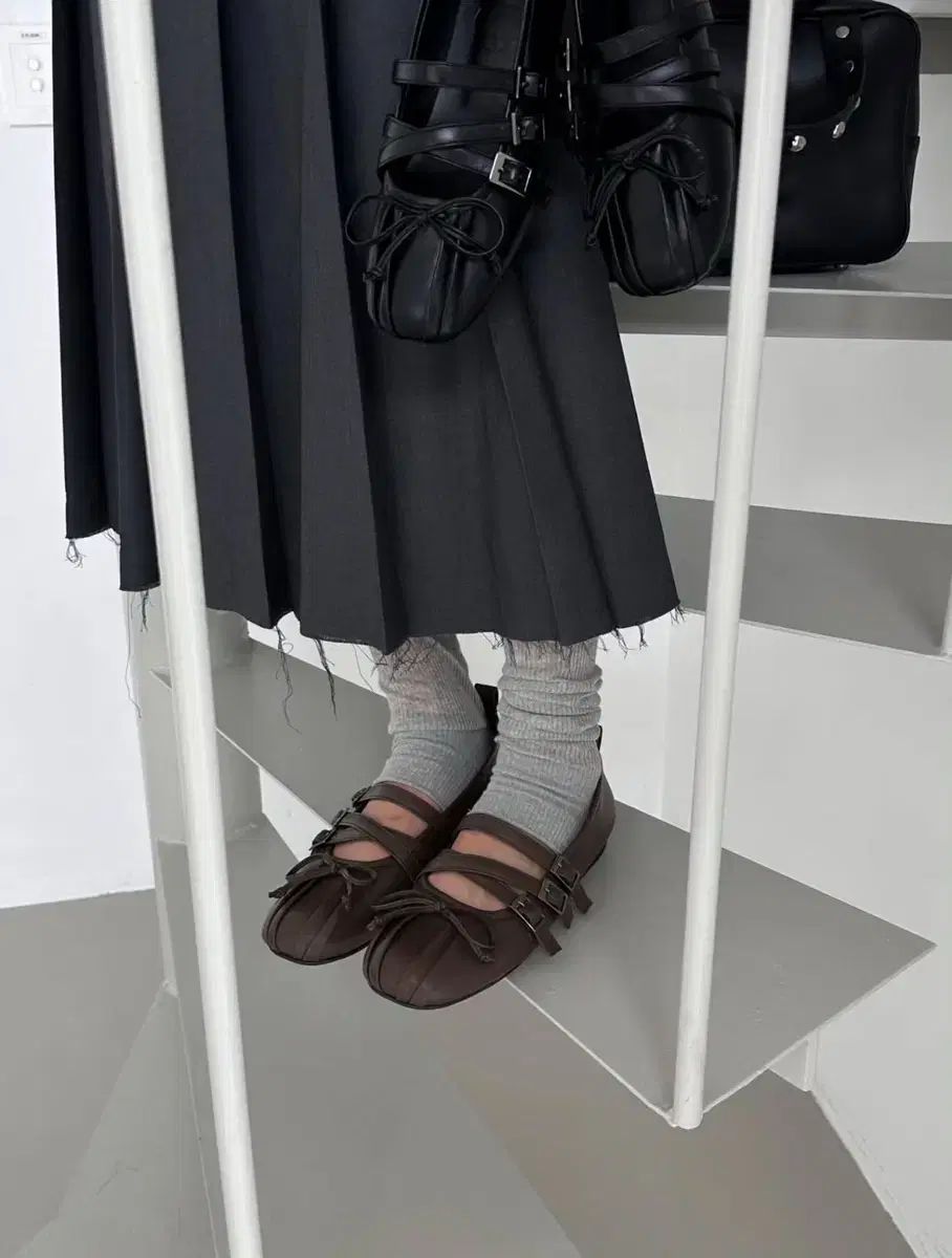 Three to Eighty トリプル ストラップ バレリーナ フラット シューズ ブラウン