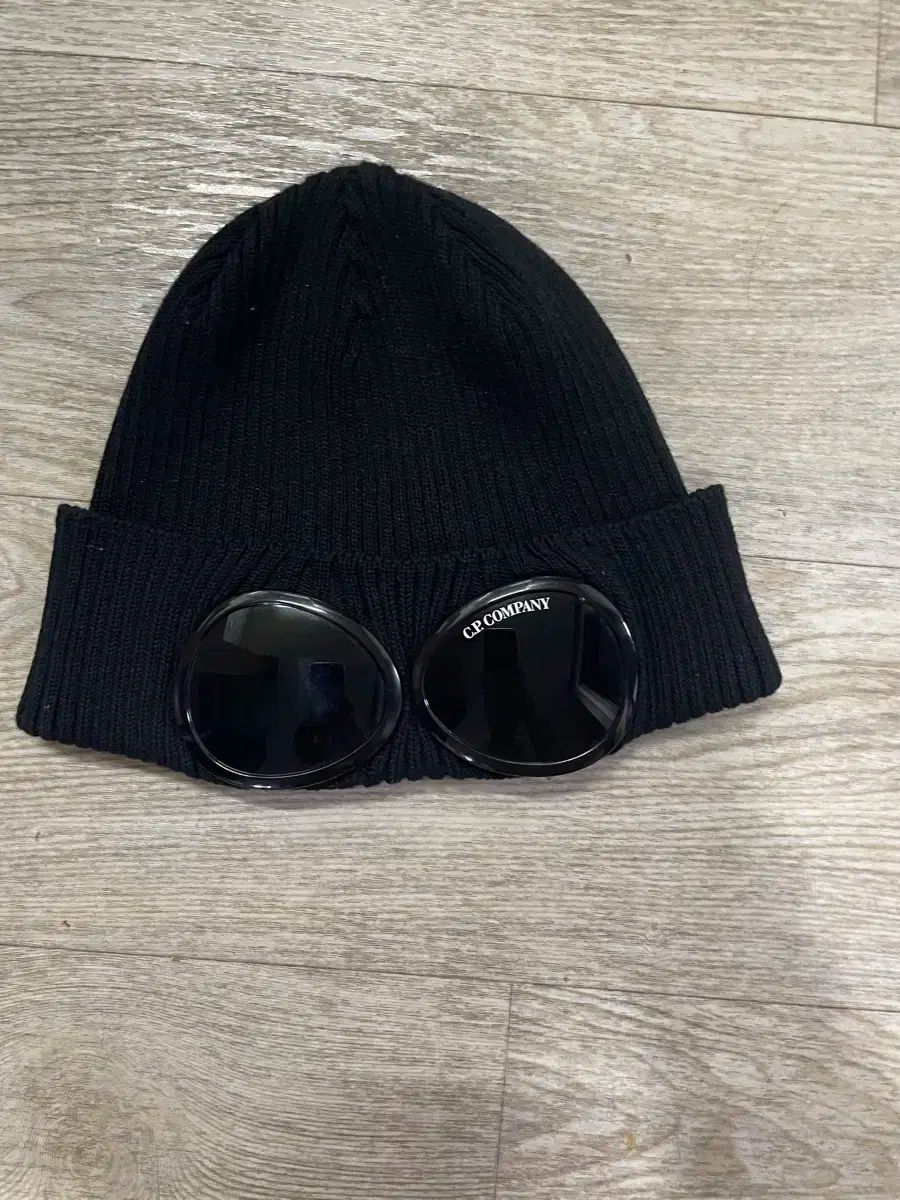 C P カンパニー ゴーグル ビーニー ブラック