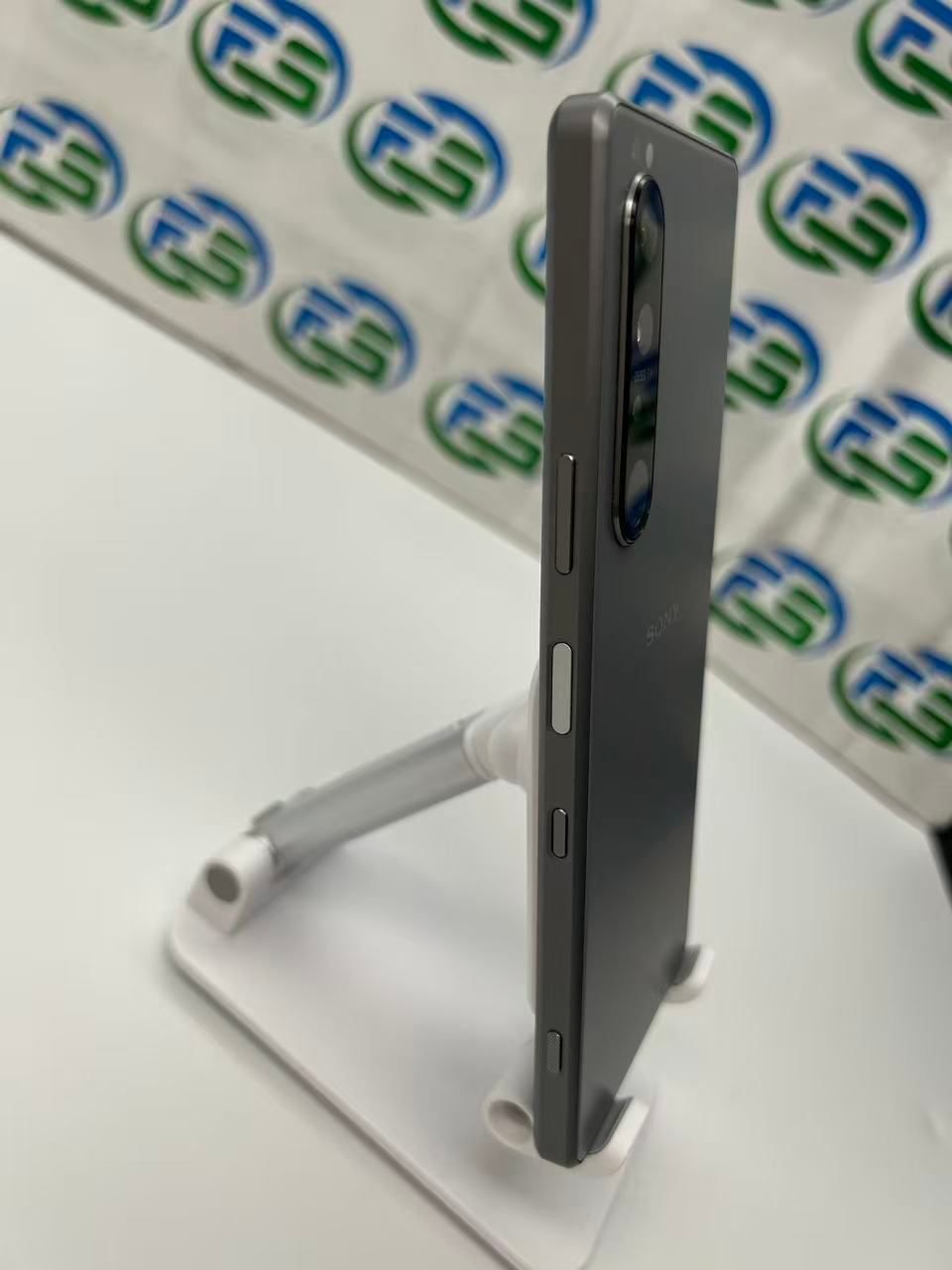 美品 Xperia 1 III SO-51B 256GB フロストグレイ Docomo版 SIMフリー