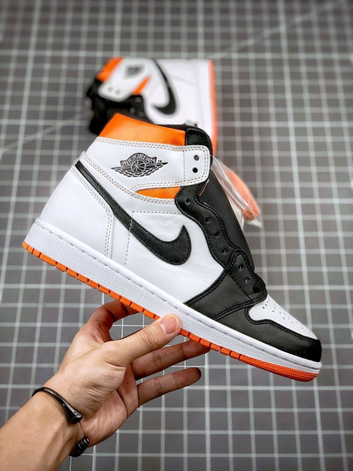 NIKE AIR JORDAN 1 RETRO HIGH OG ELECTRO ORANGE 　555088-180 　ナイキ エアジョーダン 1 レトロ ハイ OG エレクトロ オレンジ スニーカー