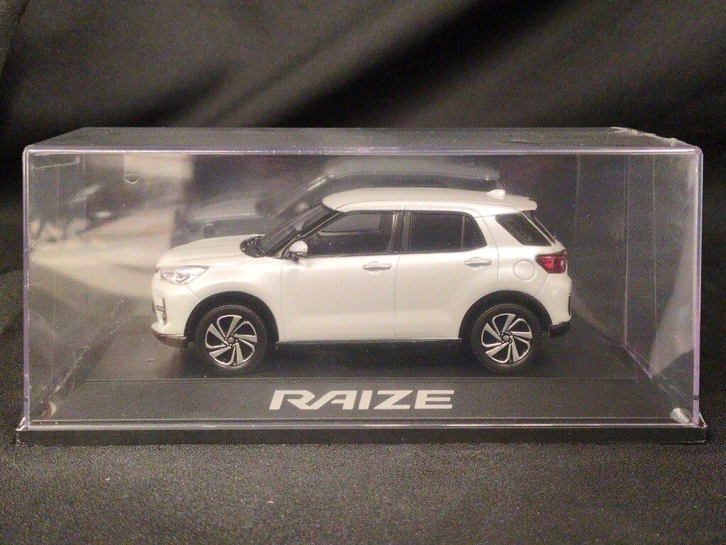 TOYOTA 1/30ミニカー カラーサンプル RAIZE シャイニングホイワイト