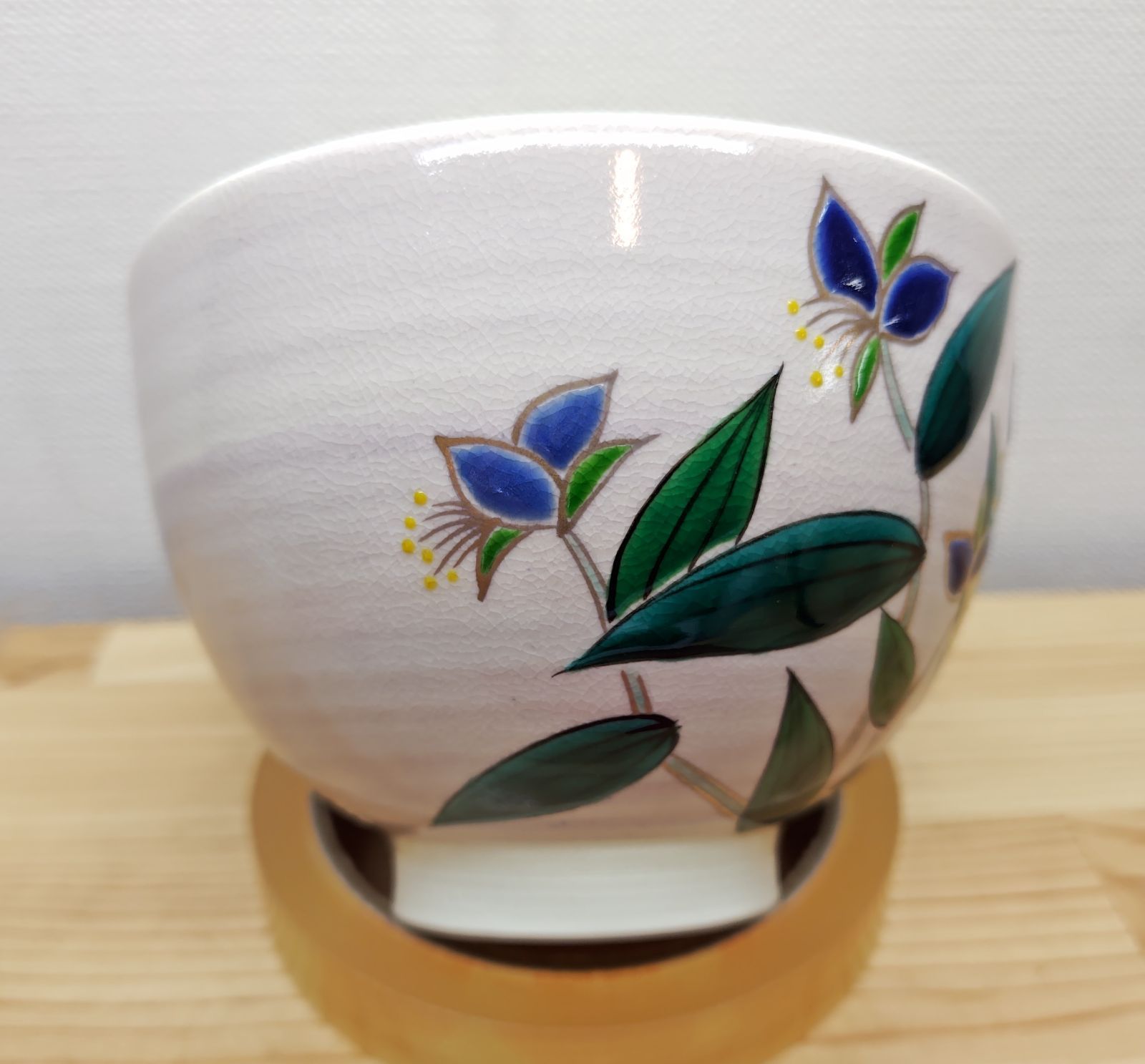 送料込【逢絢亭・新品】茶道具 筒茶碗 京焼 白玉椿の図 水出宋絢 紙箱入り 送料込【逢絢亭・新品】茶道具 筒茶碗 京焼 白玉椿の図 水出宋絢