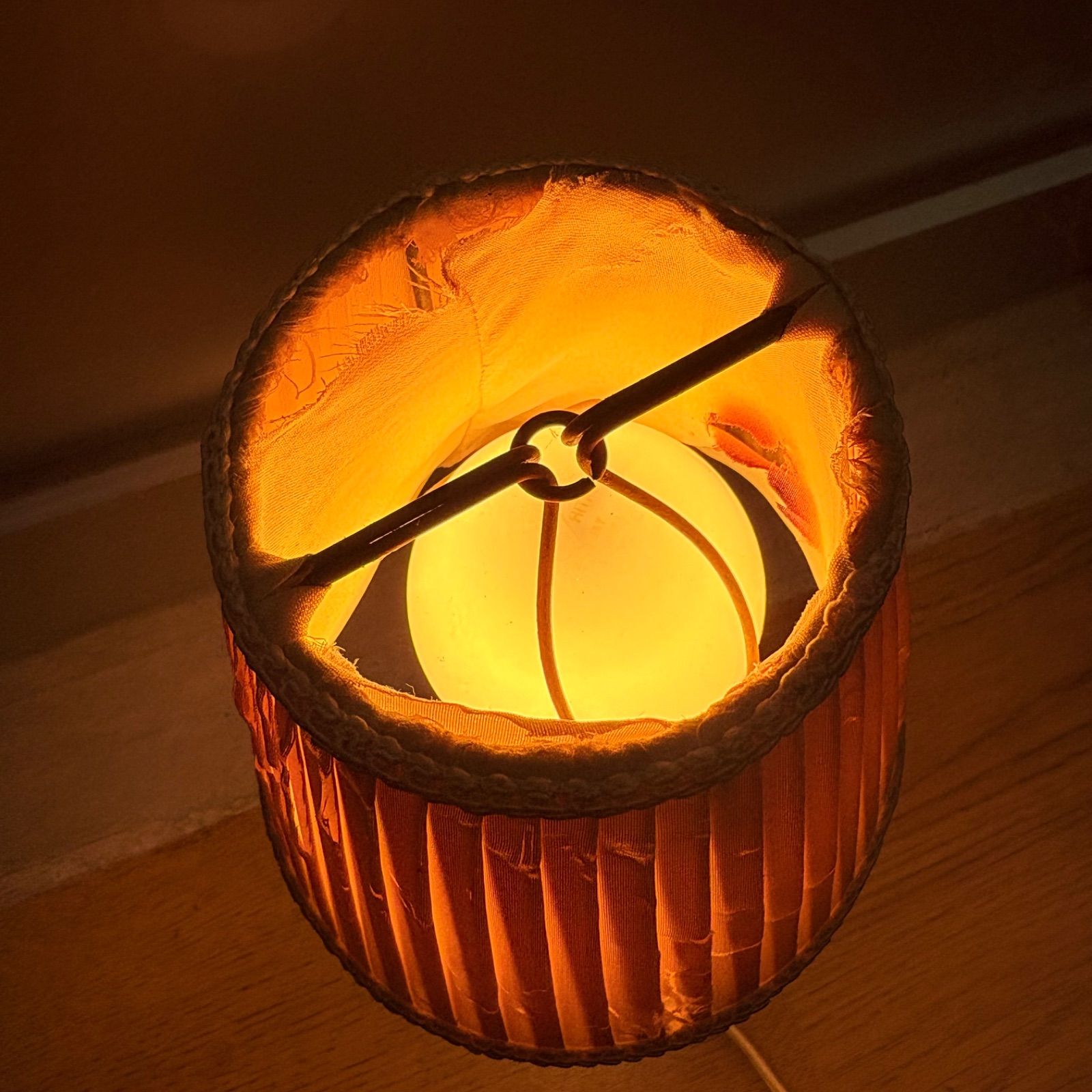 ベッドサイドランプ