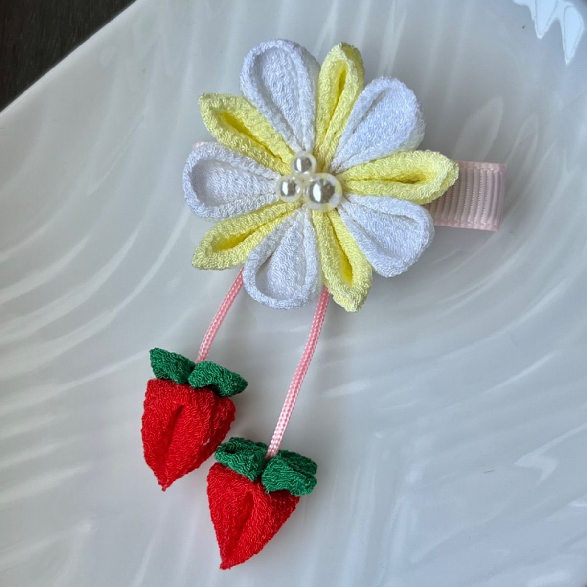 いちご(ピンク・レッド)のつまみ細工 髪飾り ヘアクリップ - メルカリ