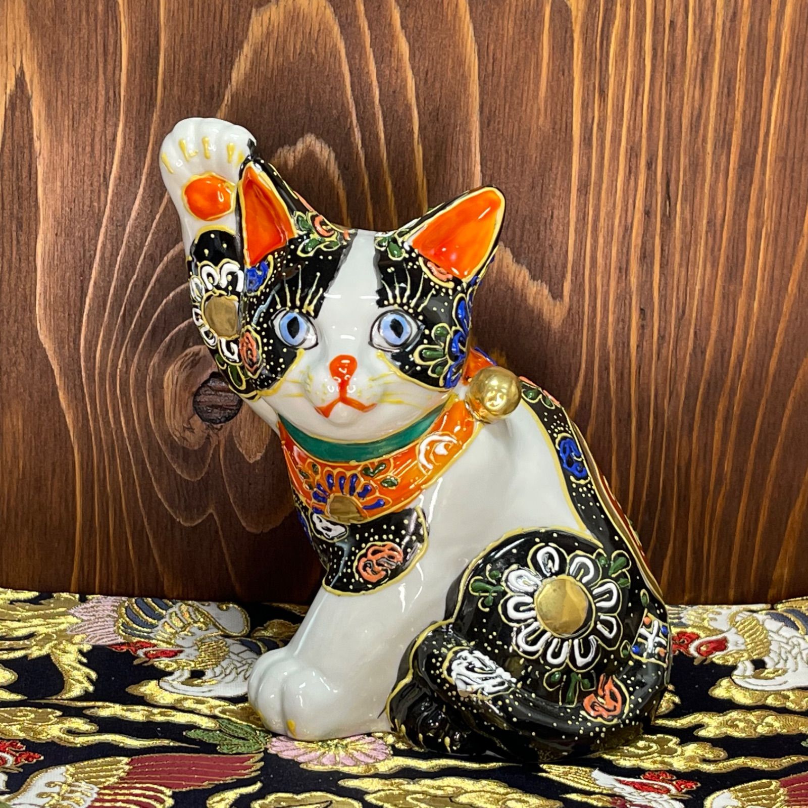 九谷焼 横座り 招き猫 5.5号 黒盛り 花と蝶 九谷焼ギフト ご贈答品 御祝い