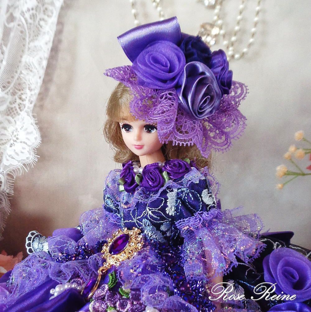 ソニアローレン王妃 ゴージャスバイオレットが重厚に煌めく豪華ボリュームフリルドールドレス