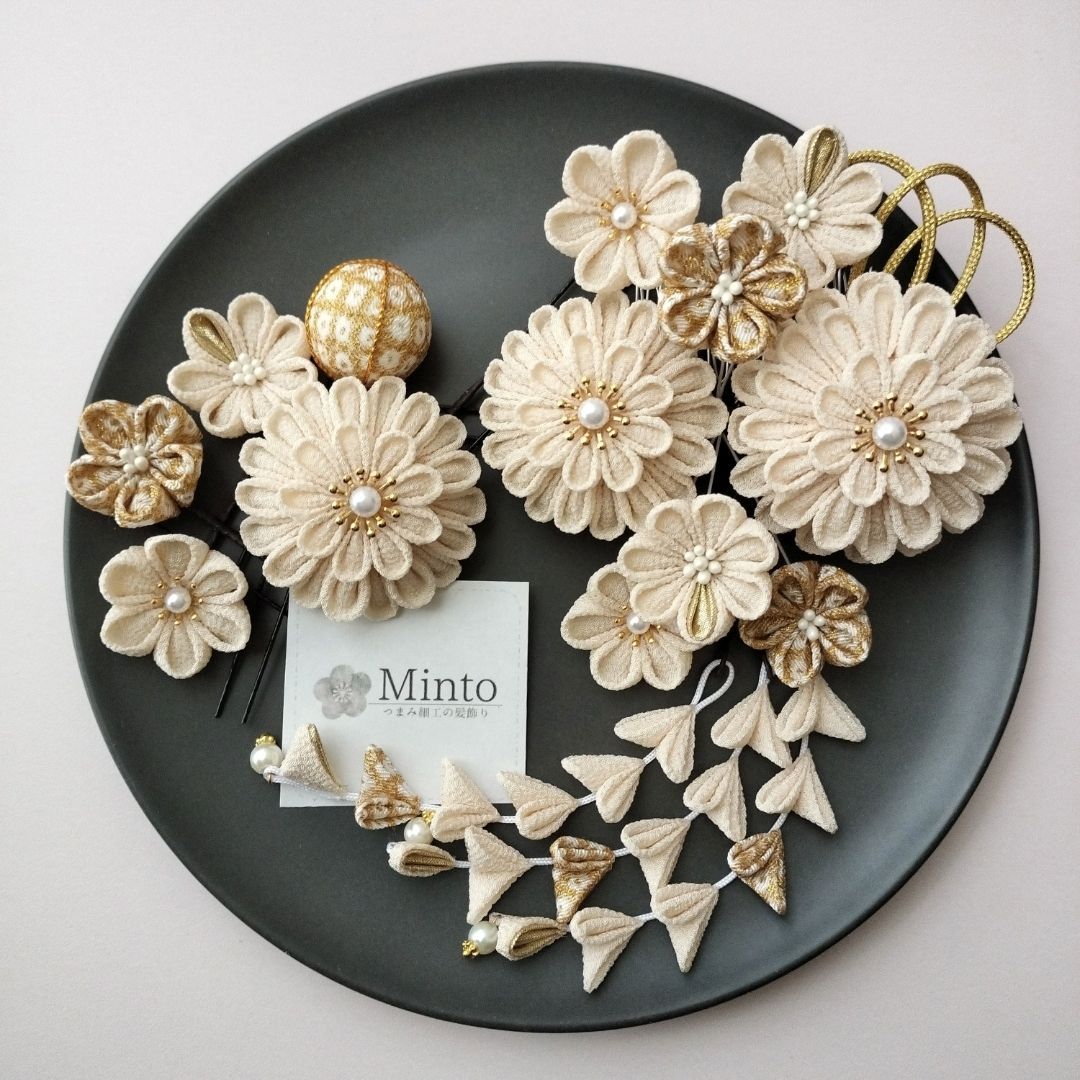つまみ細工の髪飾り 白 ベージュ 成人式 卒業式 七五三 No.48