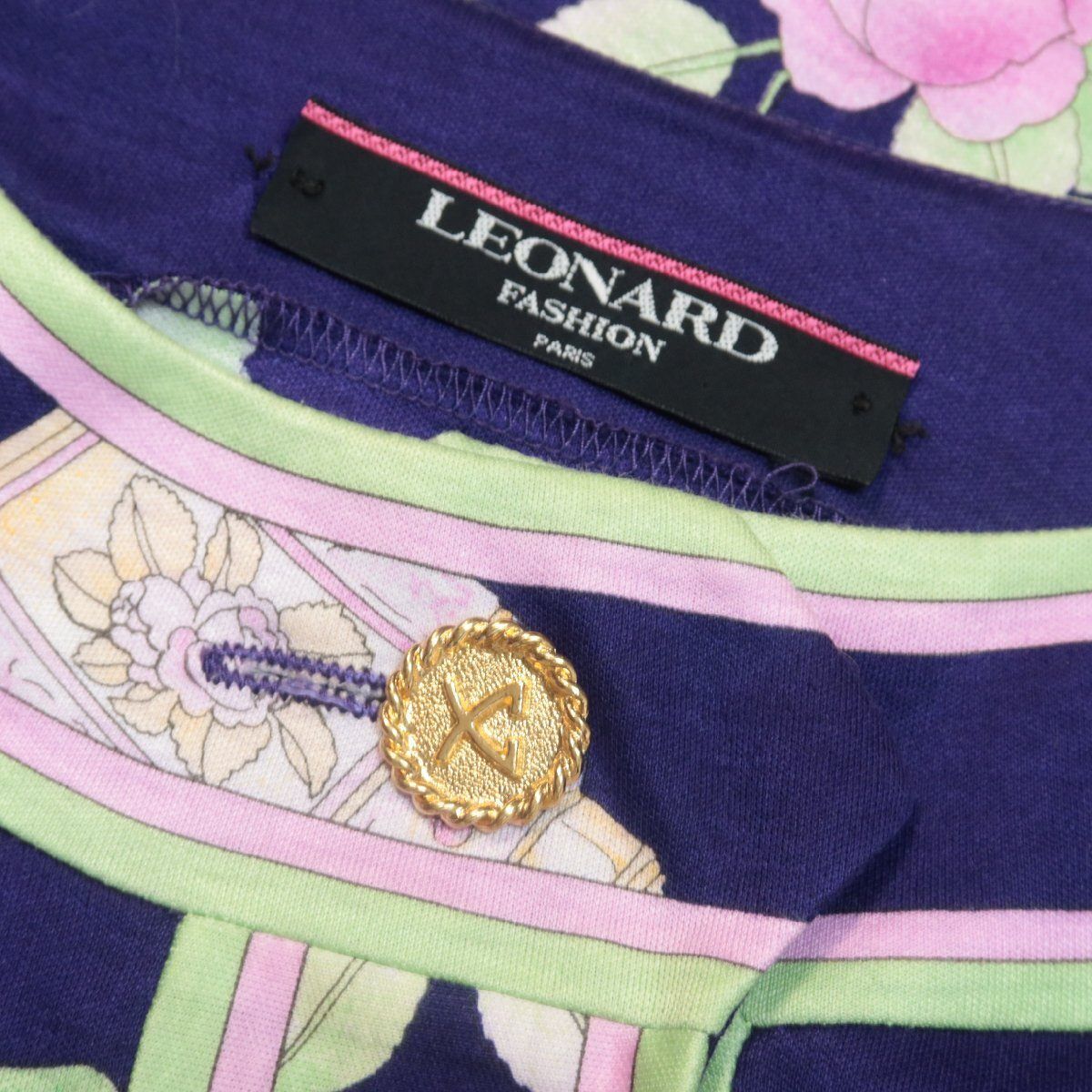 LEONARD - 【美品】レオナール★華やか♪半袖カットソー サイズM エキゾチックな花柄&ゴールドボタン コットン100！紫系 z9990ｓ 美品】レオナール☆華やか♪半袖カットソー サイズM