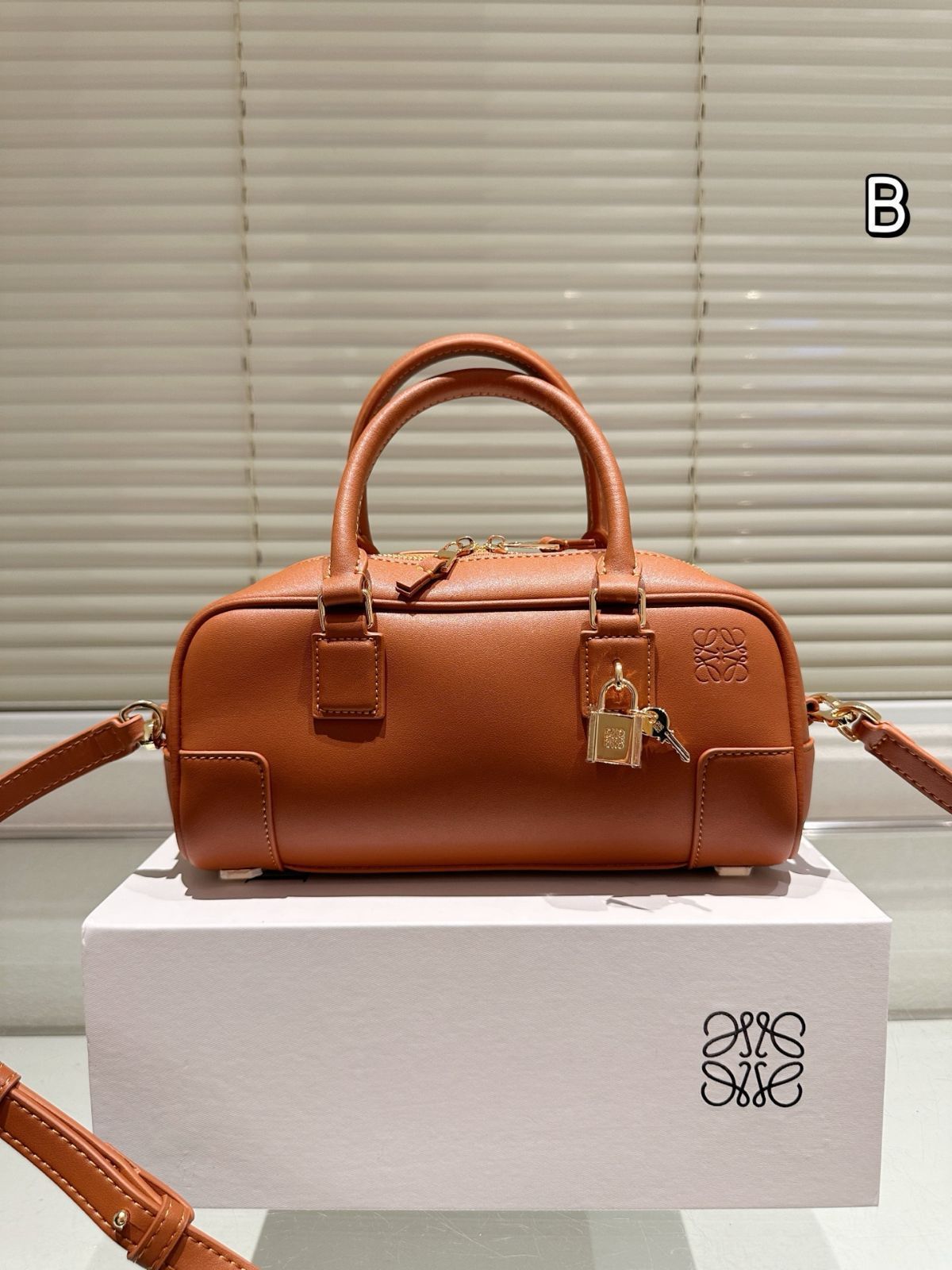 今日特価】LOEWE ハンドバッグ（牛皮 24×13cm） - メルカリ