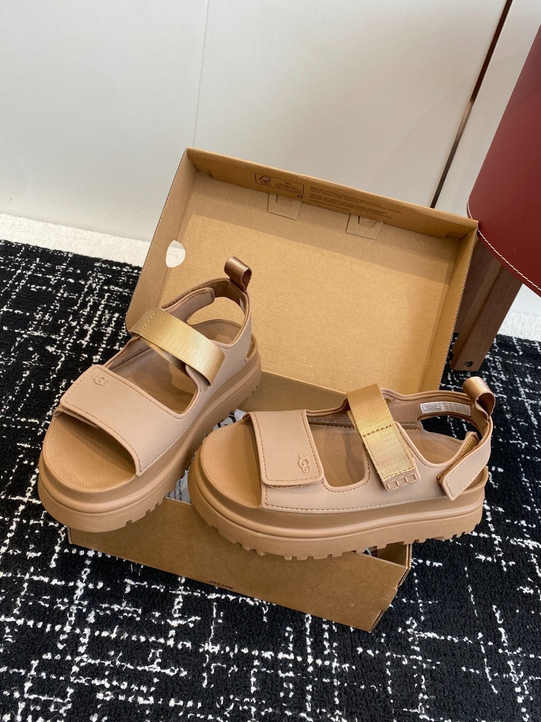 新品未使用 UGG つま先が出るマジックテープ 厚底サンダル ​レディース 