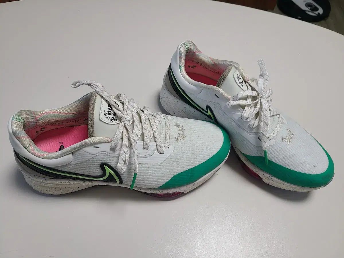 NIKE