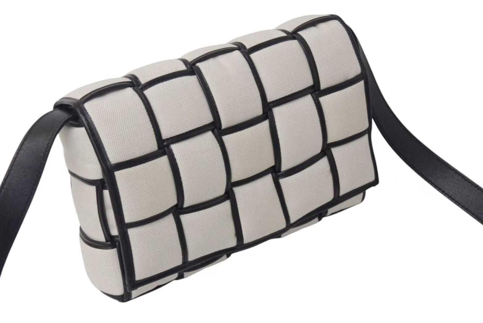 極美品 BOTTEGA VENETA ボッテガヴェネタ パデッドカセット ナチュラル  