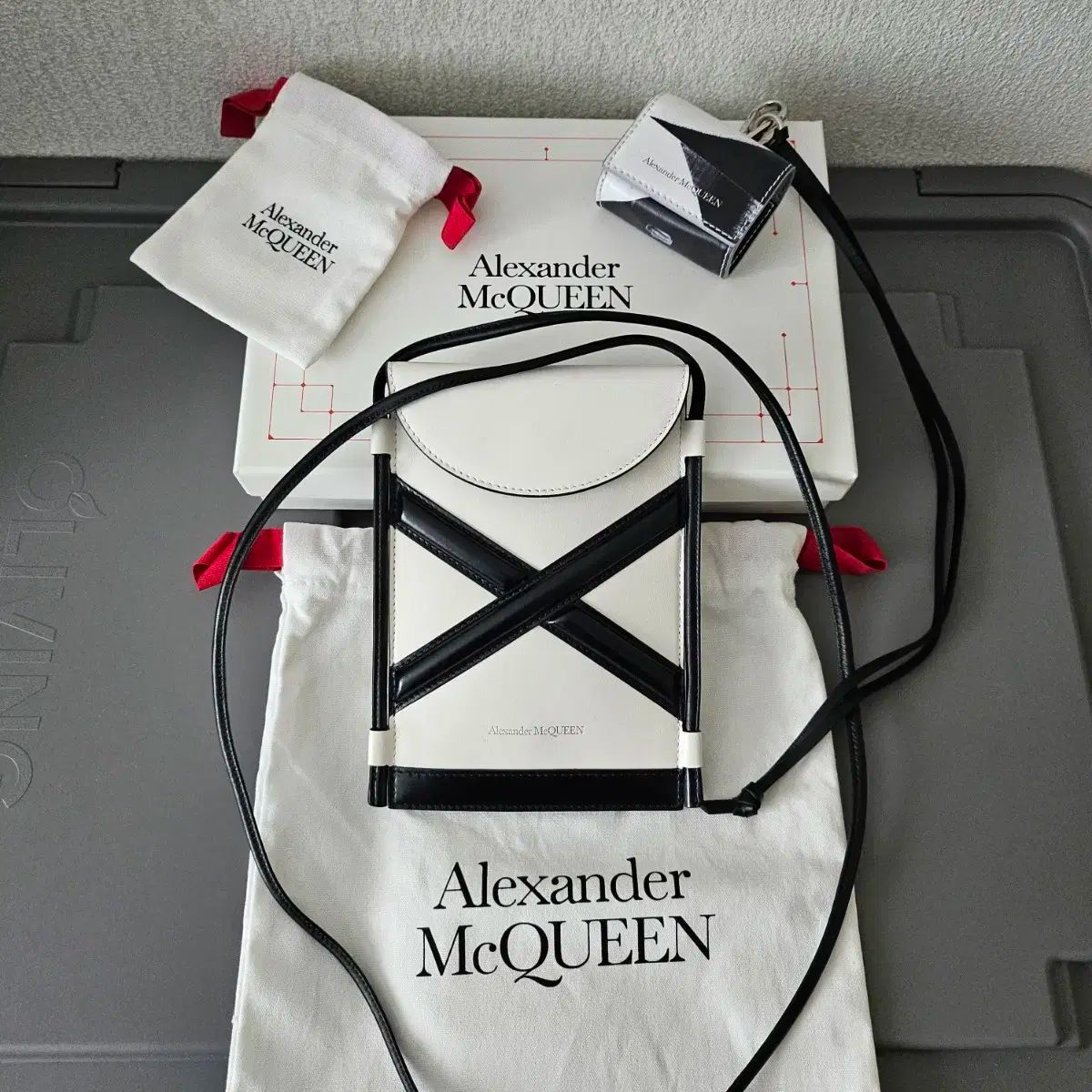 Alexander McQueen アレキサンダーマックイーン クロスボディバッグ エアポッドケース